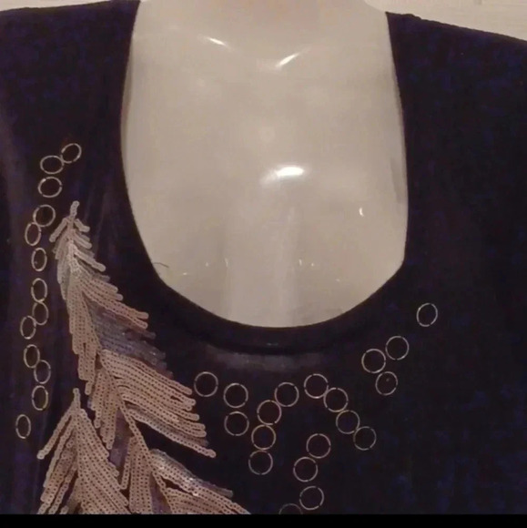 💙🐾Gorgeous black top with sparkly decor and low neckline - Picture 4 of 13